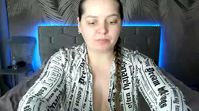 uliastar online show from February 7, 2025, 8:44 am