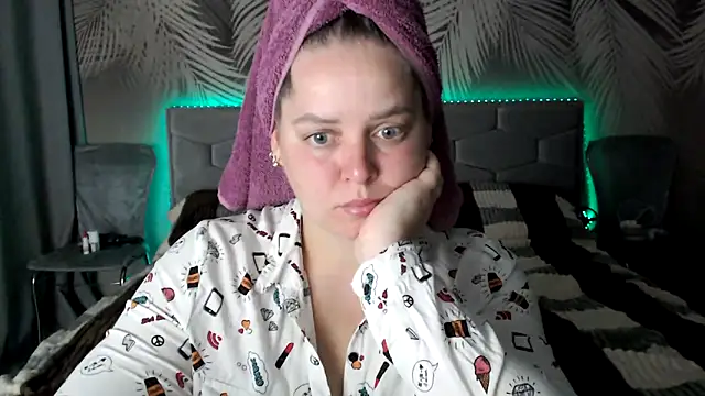 uliastar online show from October 7, 2025, 6:43 am