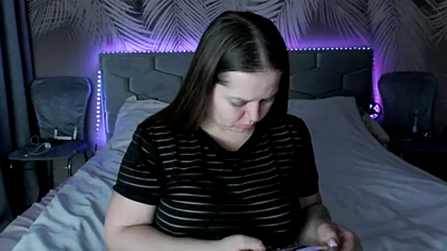 uliastar online show from December 14, 2025, 8:09 am