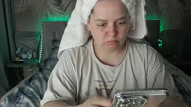 uliastar online show from April 22, 2026, 5:54 am