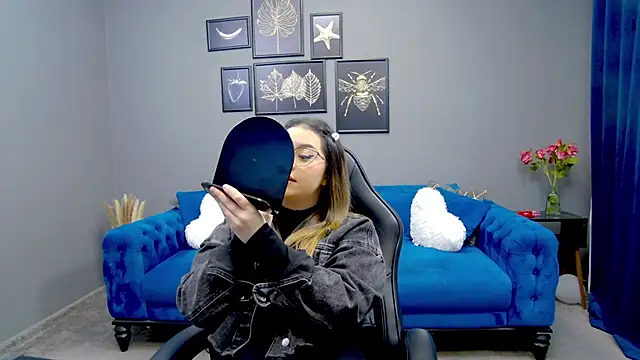 Katewalker  online show from March 4, 2025, 6:07 pm