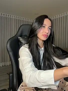 EvaMoet online show from December 13, 2024, 5:49 am