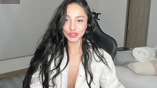 EvaMoet online show from March 7, 2025, 8:34 am