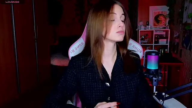 EdelineMaher online show from December 21, 2024, 1:53 pm