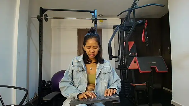 JuliKim  online show from October 11, 2025, 12:58 pm