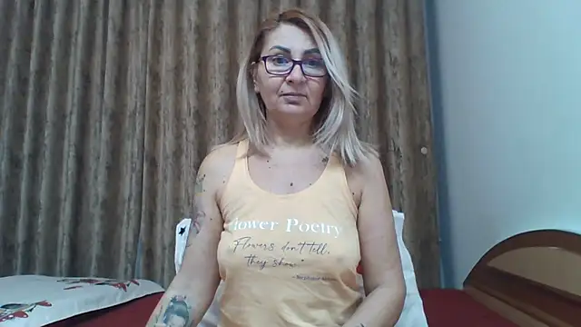 Snapshot of PussyEvely chatting on January 13, 2025, 5:44 am PussyEvely online show from January 13, 2025, 5:44 am