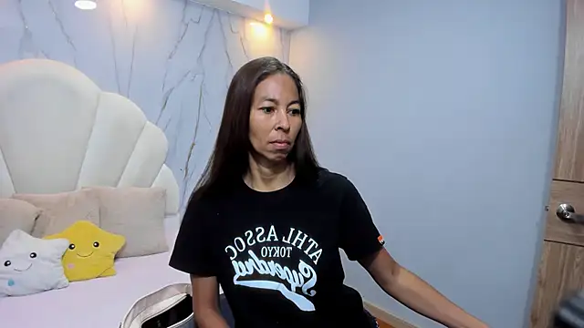 Snapshot of Rosalinda_Cortez chatting on January 2, 2025, 12:35 pm Rosalinda Cortez online show from January 2, 2025, 12:35 pm