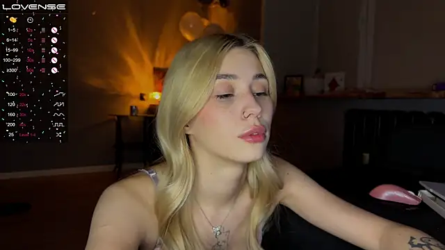 Snapshot of sarah_kurt chatting on February 25, 2025, 9:24 pm sarah kurt online show from February 25, 2025, 9:24 pm