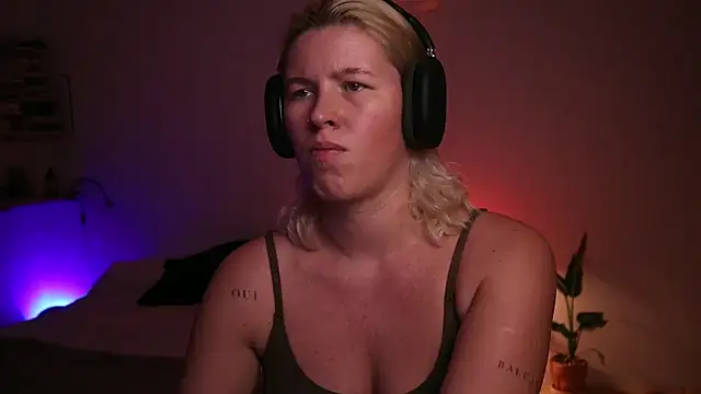 moonamii online show from December 2, 2024, 5:15 pm