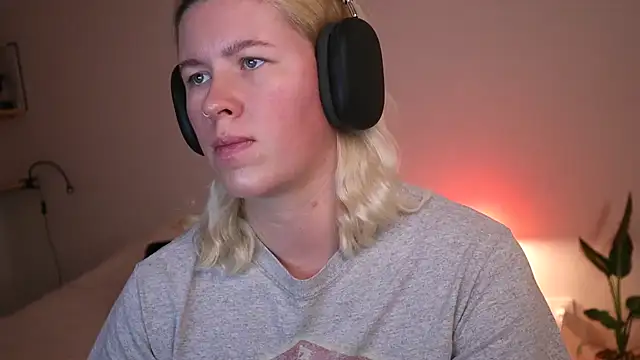 moonamii online show from December 10, 2024, 5:33 pm