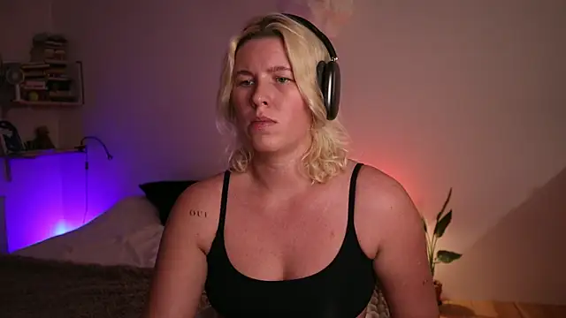 moonamii online show from January 28, 2025, 6:49 pm