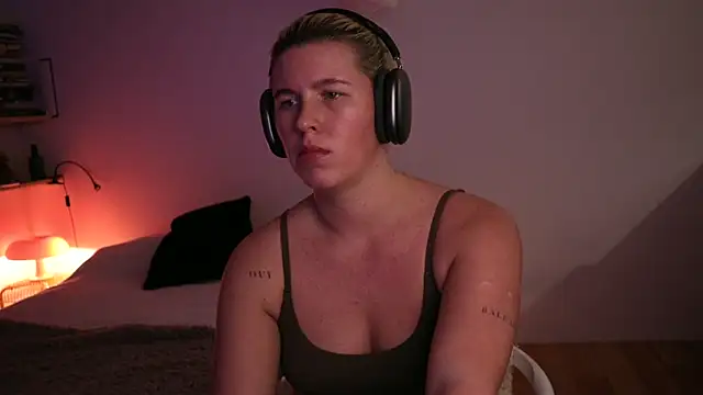 moonamii online show from February 18, 2025, 10:58 pm