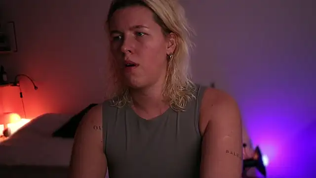 moonamii online show from February 24, 2025, 5:53 pm