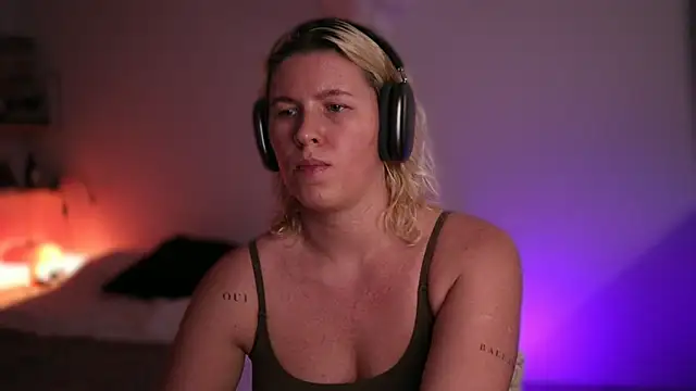 moonamii online show from February 27, 2025, 7:15 pm