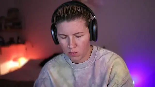 moonamii online show from March 4, 2025, 6:39 pm