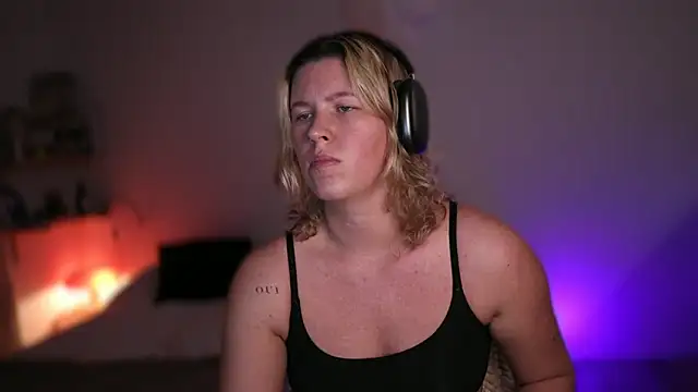 moonamii online show from March 18, 2025, 6:04 pm