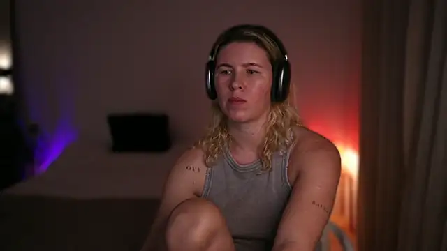 moonamii online show from September 15, 2025, 4:40 pm