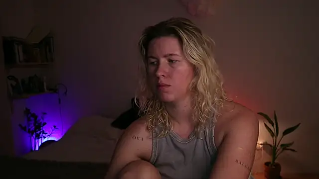 moonamii online show from September 26, 2025, 4:22 pm