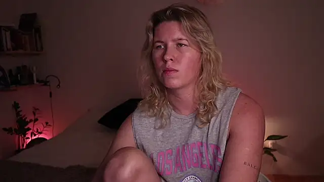 moonamii online show from October 31, 2025, 6:42 pm