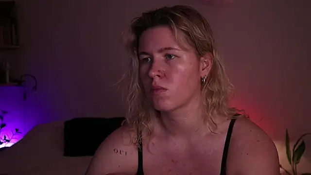 moonamii online show from November 11, 2025, 4:18 pm