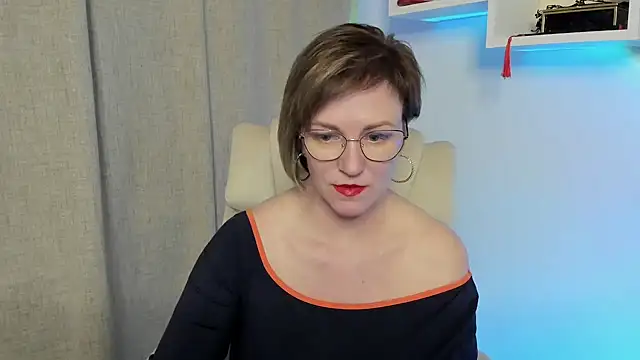 feliziaDesire online show from May 6, 2026, 12:21 pm