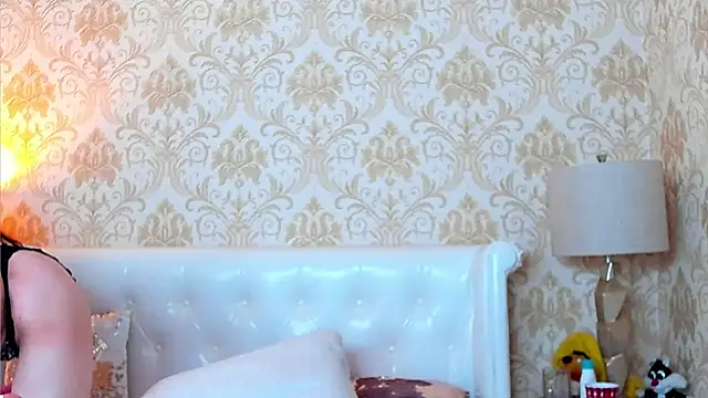 JuliaHunts online show from April 4, 2026, 4:11 am