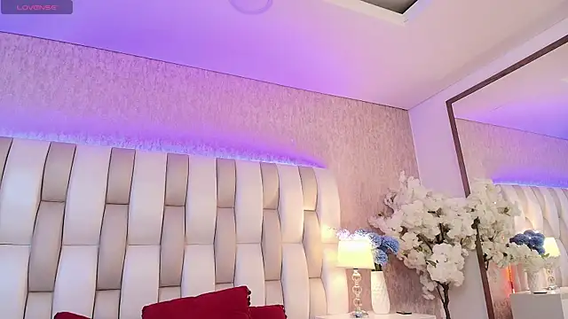 Rebeca jones online show from March 13, 2025, 2:01 pm