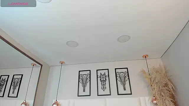 Rebeca jones online show from November 6, 2025, 12:17 pm