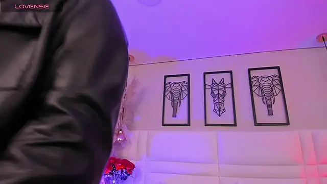 Rebeca jones online show from November 17, 2025, 12:11 pm