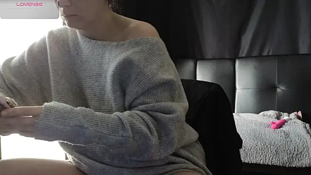 Mia G0ld online show from March 4, 2026, 2:23 pm