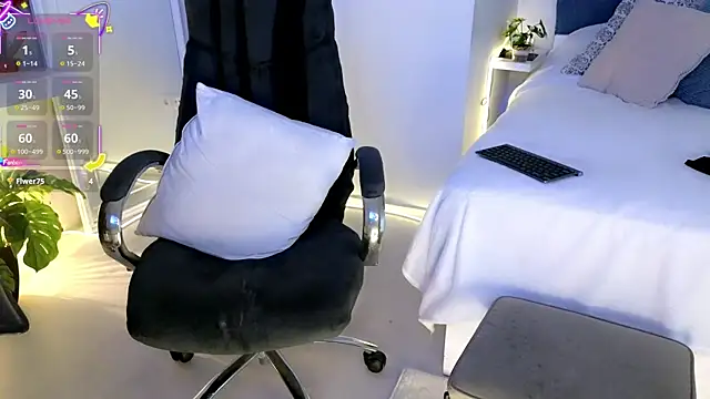 missmiamore online show from October 20, 2025, 1:33 pm