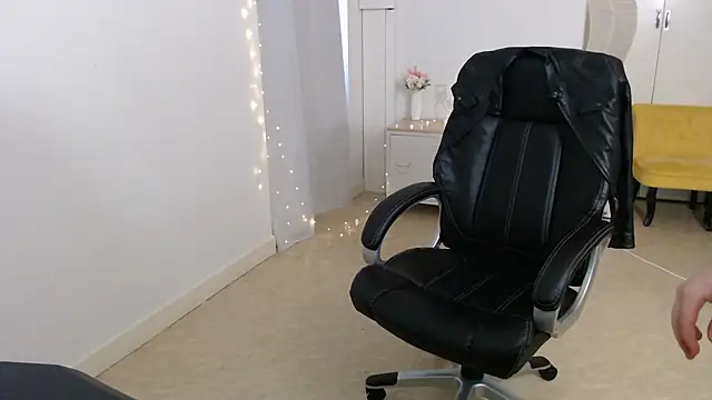 Crystal-dreamt online show from October 10, 2025, 9:19 am