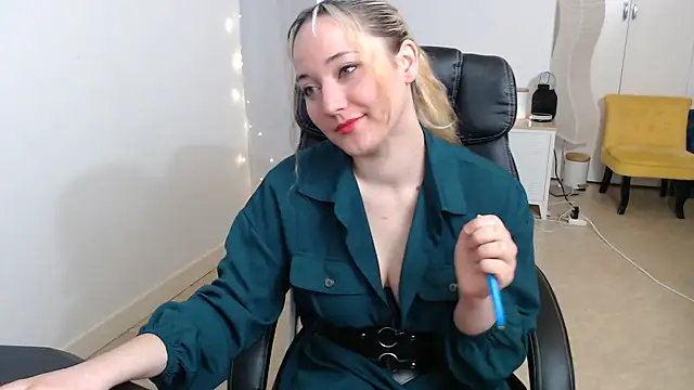 Crystal-dreamt online show from October 13, 2025, 8:14 am