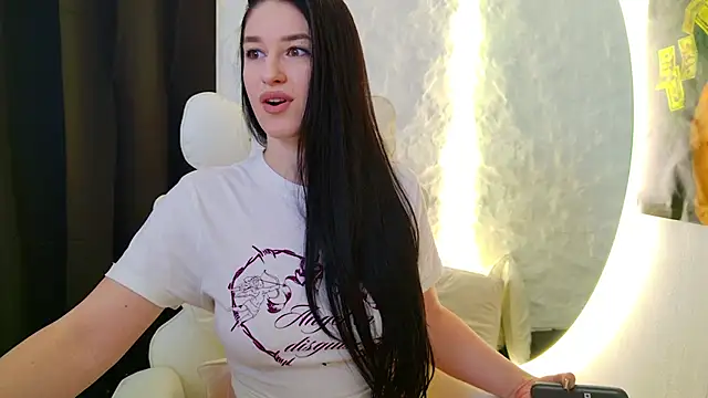 moniqque online show from October 25, 2025, 9:17 am