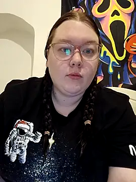 Sexycurvyemilyy online show from November 18, 2025, 3:49 pm