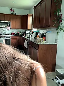 SkyelarSommer online show from September 30, 2025, 1:27 pm