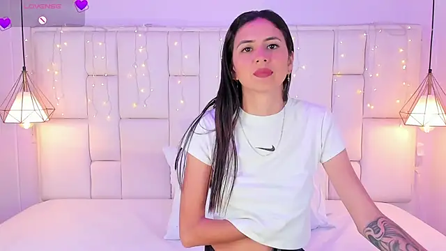 Snapshot of SarahSophia_ chatting on January 20, 2025, 11:35 am SarahSophia online show from January 20, 2025, 11:35 am