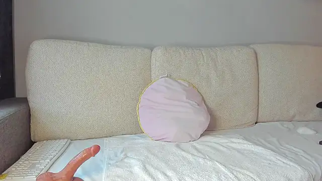 bellahot77 online show from January 3, 2025, 1:36 pm