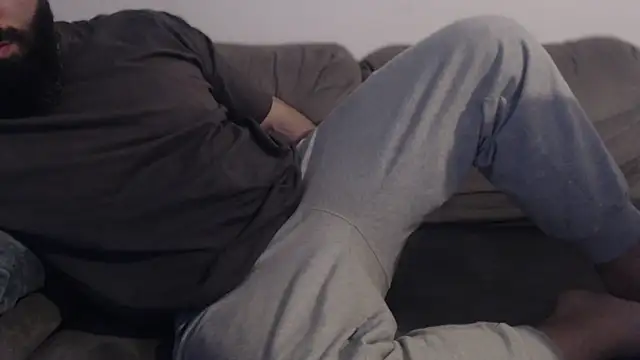 hugemachohandsome online show from April 18, 2026, 4:49 am