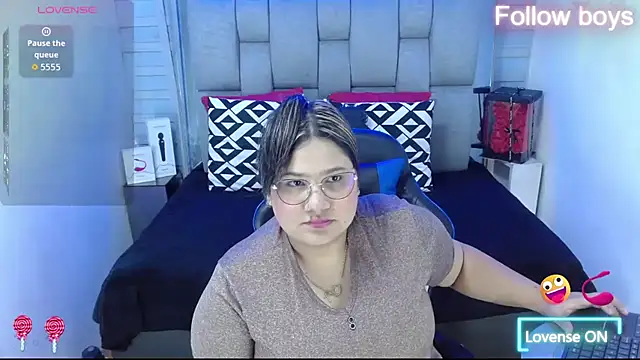 evelin zaens online show from October 14, 2025, 4:57 am