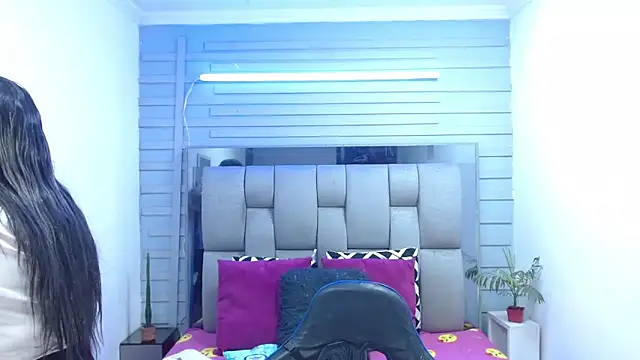 evelin zaens online show from April 8, 2026, 4:23 am