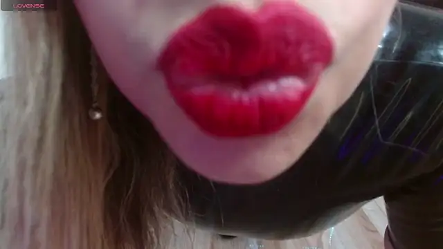 Snapshot of LatexDevil_Blondie chatting on December 9, 2024, 4:58 pm LatexDevil Blondie online show from December 9, 2024, 4:58 pm