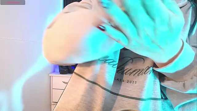 alicia moom online show from November 3, 2025, 5:58 pm