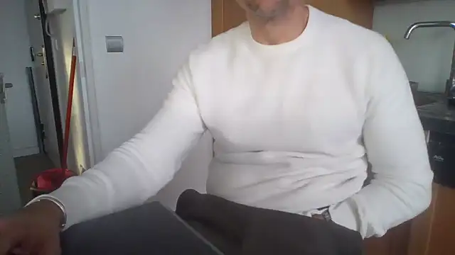 Snapshot of jouet75 chatting on May 15, 2026, 6:26 pm jouet75 online show from May 15, 2026, 6:26 pm