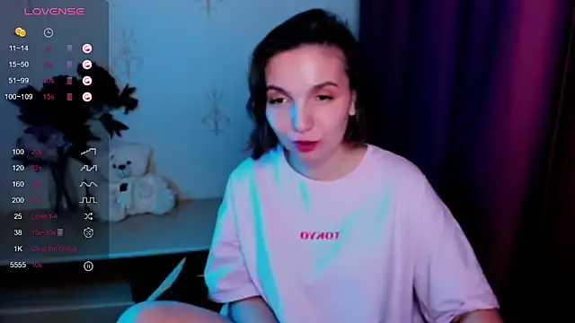 KindHazelHere  online show from November 19, 2025, 10:10 pm