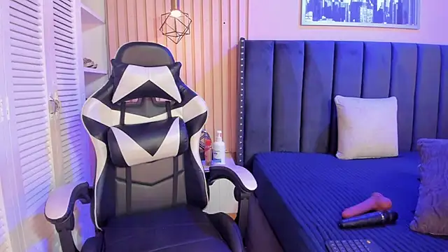 ashlye miller  online show from January 7, 2026, 4:26 am