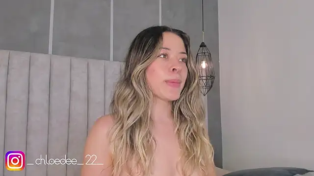 chloe d online show from February 11, 2025, 6:01 pm