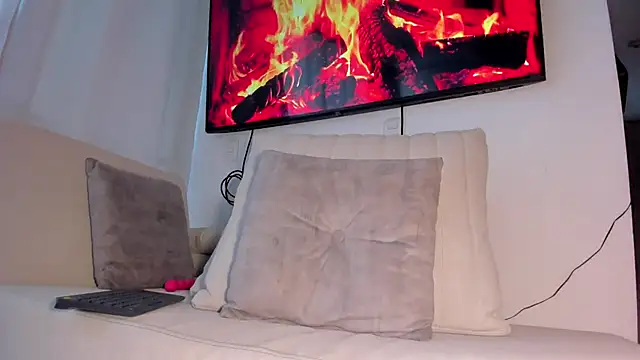 HannahDavis  online show from April 10, 2026, 12:10 pm