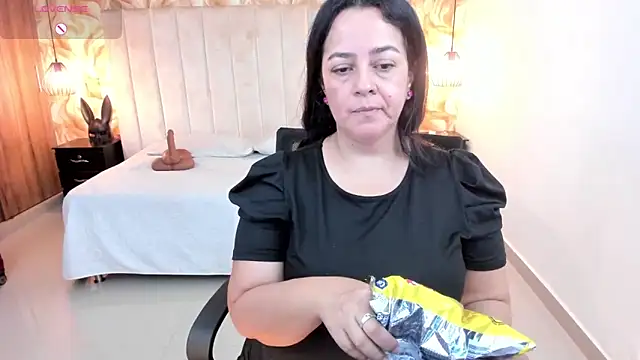 lucia vonne  online show from February 12, 2026, 8:26 pm