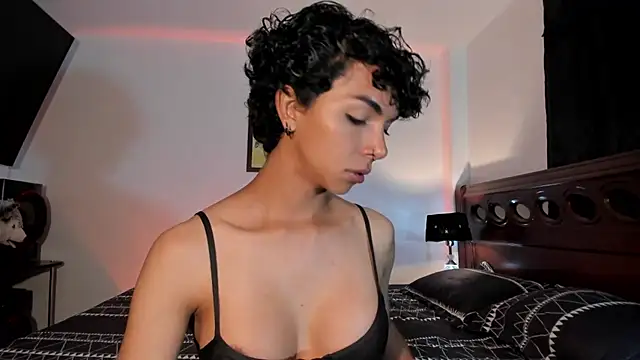 xhenisa  online show from December 28, 2024, 2:22 am